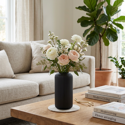 Vase noir avec des fleurs dans un salon moderne
