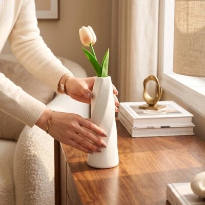 Vase Simple avec une fleur sur une table