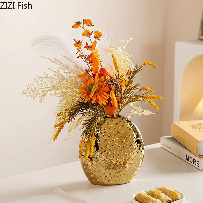 un vase sur le bureau avec des fleurs