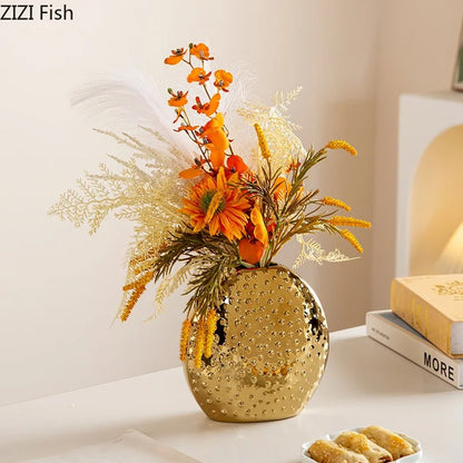 un vase sur le bureau avec des fleurs