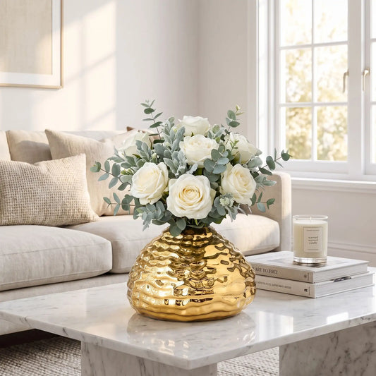 un vase sur la table de salon avec des fleurs