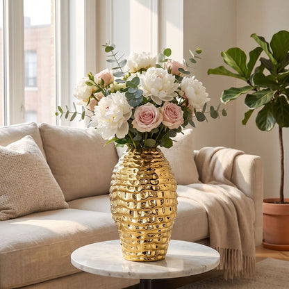 un vase sur la table du salon 