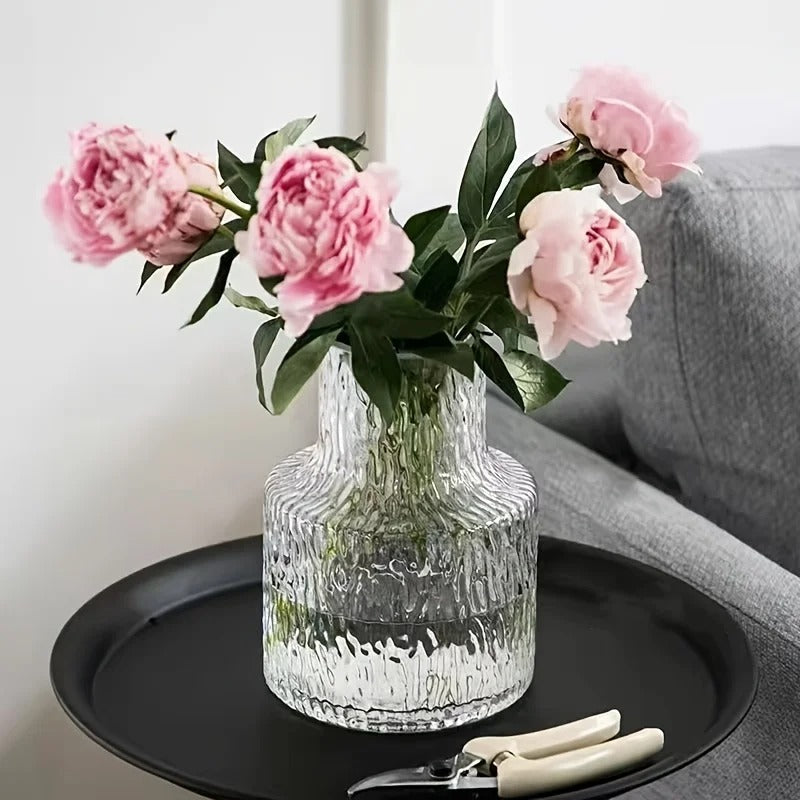 un vase en verre dans e coin de salon  sur la table